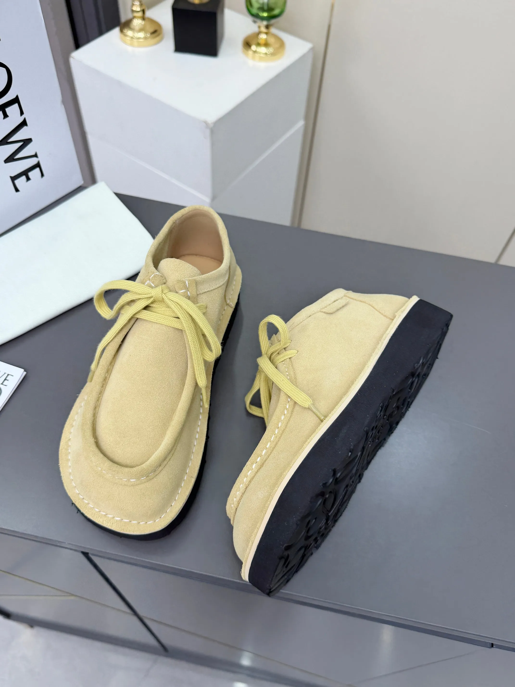 👟👟Ex-factory price 560👟👟 LOEWE·Loewe's latest kangaroo shoes, split cow leather, suede cow leather, thick-soled lace-up casual shoes, lace-up retro British style, from design to texture, allowing you to easily have a high-end luxury wearing experience. The upper is made of imported high-mercerized smooth cow suede. The delicate texture has a natural velvet-like sheen. Every inch exudes low-key sophistication. It is matched with the light-feeling EVA foam outsole. The 3-centimeter heel height is just right. It not only quietly elongates the body shape, but also brings the comfort of walking on the ground! The original version was purchased and developed, and the details are well handled. It is worth owning. It has a unique fashionable and trend-leading style. It is highly recommended to stock up. The shoe style is great, the leather is soft and comfortable, very comfortable on the feet and easy to match. ✦Fabric: imported high mercerized cowhide ✦Lining: no lining ✦Outsole: original EVA foam outsole ✦Number of sizes: women's size: 35#-40# (TT)
